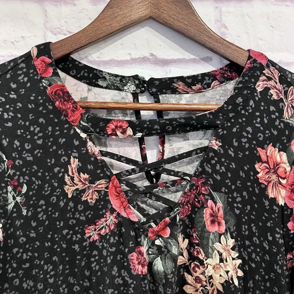 Torrid Super Soft Choker Lace Up Babydoll Tee Keyhole Back Floral Print Size 00 - Picture 5 of 13